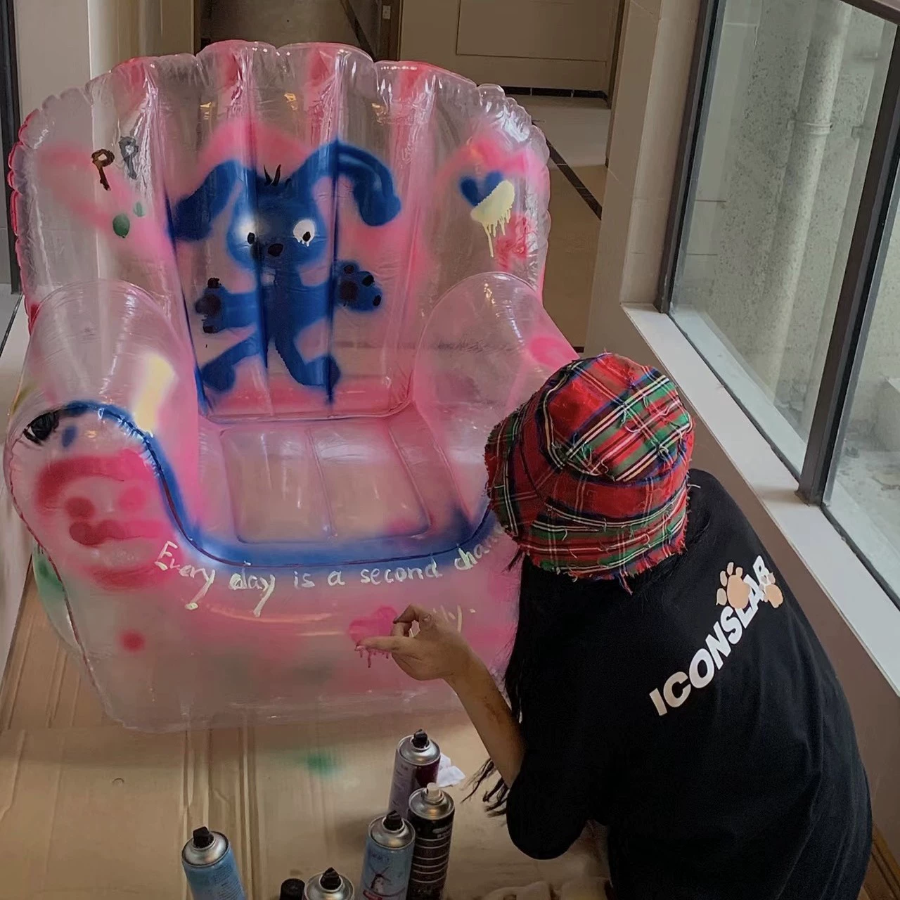 Надувной прозрачный диван из утолщенного ПВХ, в наличии на складе, креативный, ручной работы, для росписи граффити, вмещает куклы.