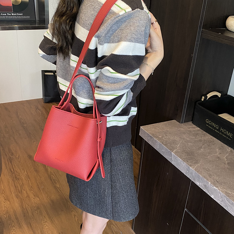 Bolso de mano de alta sensación, bolso de cubo de gran capacidad para mujeres, otoño y invierno 2025, nuevo estilo de moda bolso de hombro, bolso de mochila versátil