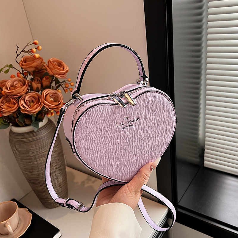 Bolso de hombro transfronterizo para mujer Tendencia de la moda europea y americana Letras clásicas Logotipo en relieve Bolso en forma de corazón Bolso casual de todo fósforo