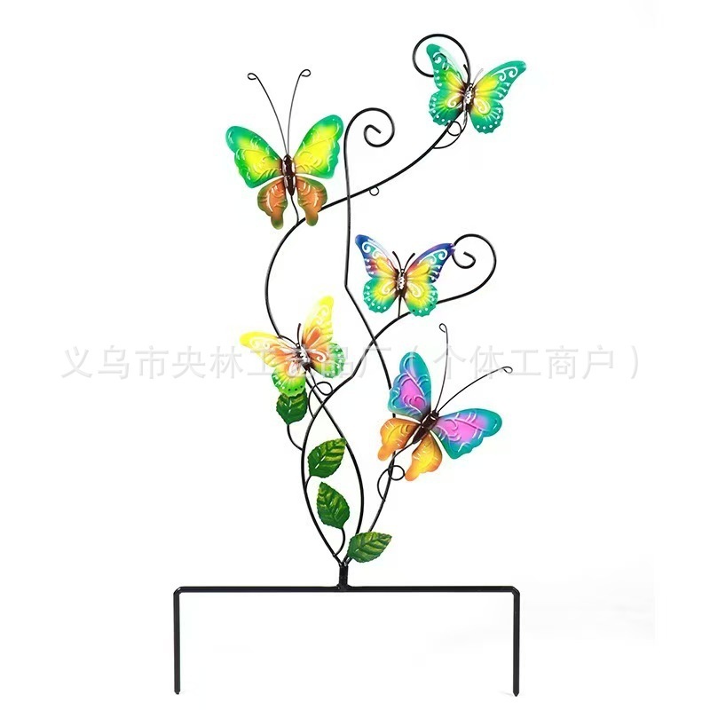 国境を越えた庭園の花、バラ、四つ葉の草、金属製の鉄工品の壁飾り、吊り下げ飾り、庭の地面に飾る置物|undefined