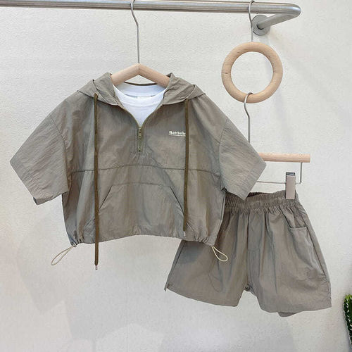 Boys' Summer Short Sleeve Set 2025 Korean Version for Small and Medium Children, Cute Hat Included, Two-Piece Fashion Batch