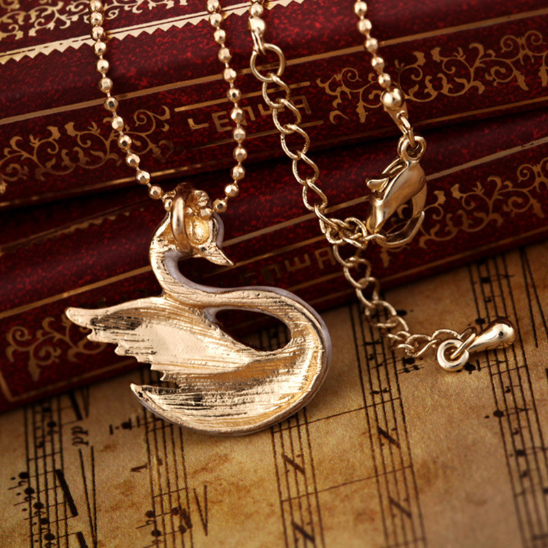 Simple Temperament Little Swan Necklace Niche Design Sense Clavicle Chain Autumn And Winter Long Sweater Chain Tide display picture 5