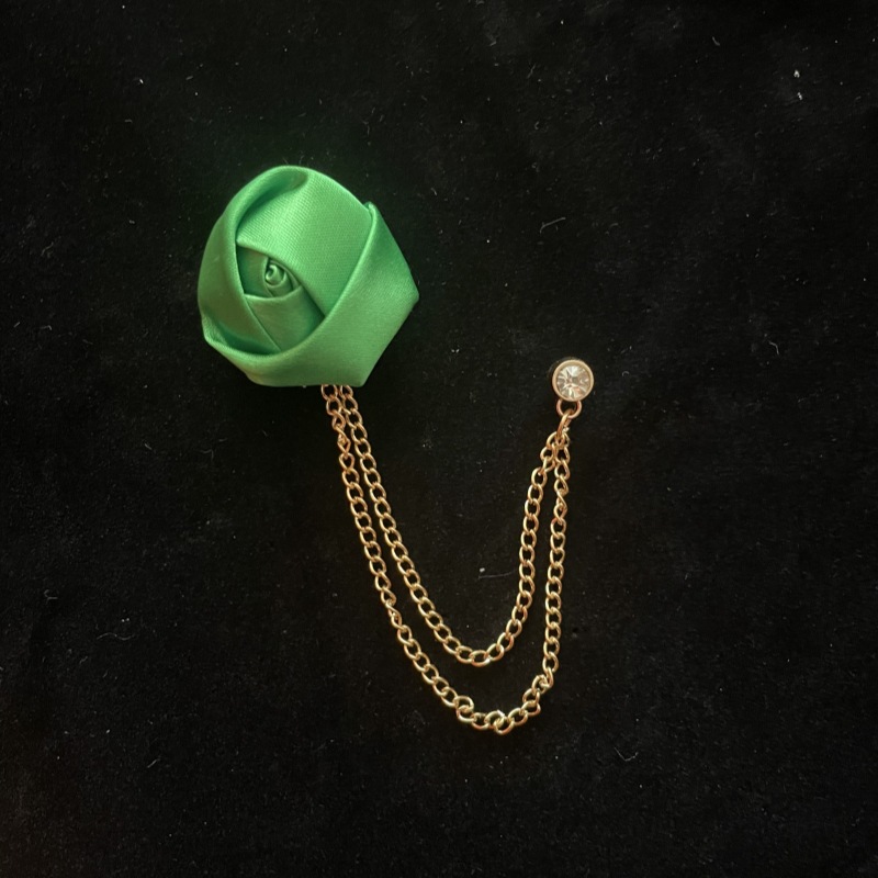 Broche de flor de rosa en tela para hombre con borlas boda_voghion.com