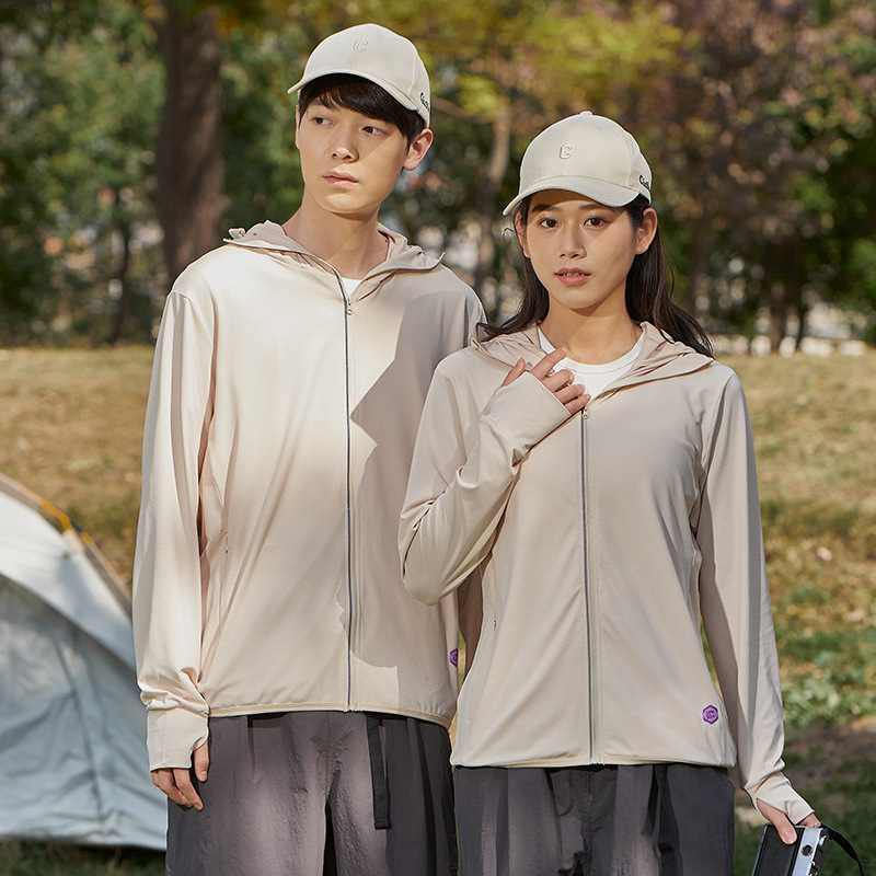 Ropa de protección solar de seda de hielo para hombres, estilo fino de verano, protección solar de seda de hielo resistente a los rayos UV, amantes transpirables, ropa de piel con capucha ligera para mujeres