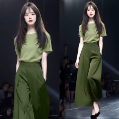 2025初夏にセットの上品できちんとした服装をしています。