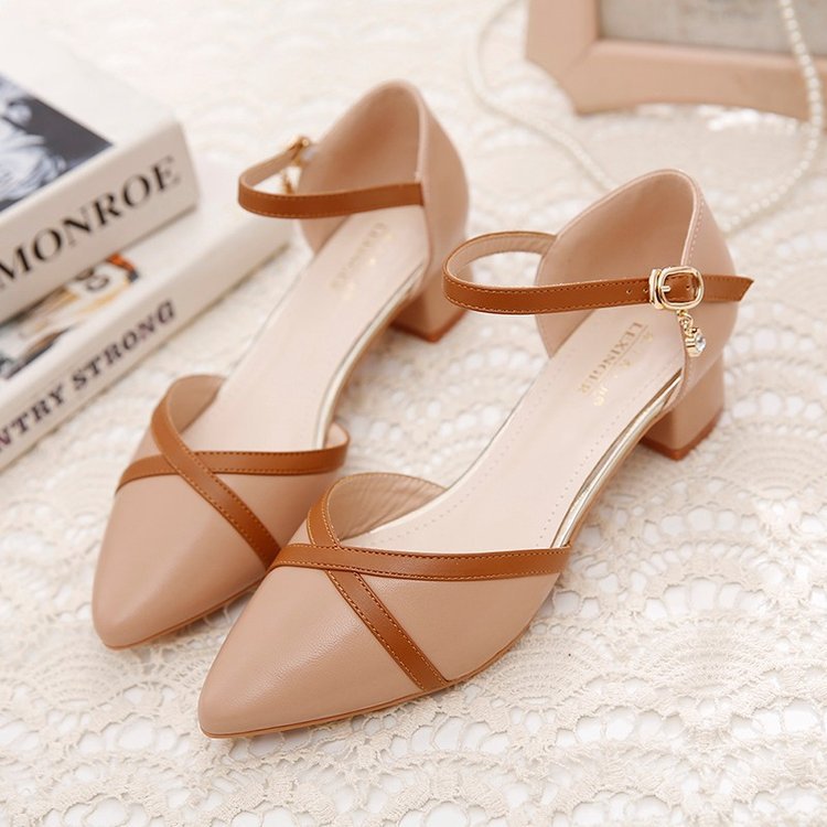 Sandalias Baotou para mujer 2025 nuevo estilo primavera y verano hebilla de una palabra tacón grueso tacón medio todo fósforo puntiagudo zapatos de trabajo para mujer