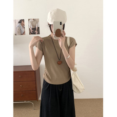 デザイン感小飛袖氷糸ニット半袖tシャツ女性夏の新しいしわが腰の短い修身上着を収めた