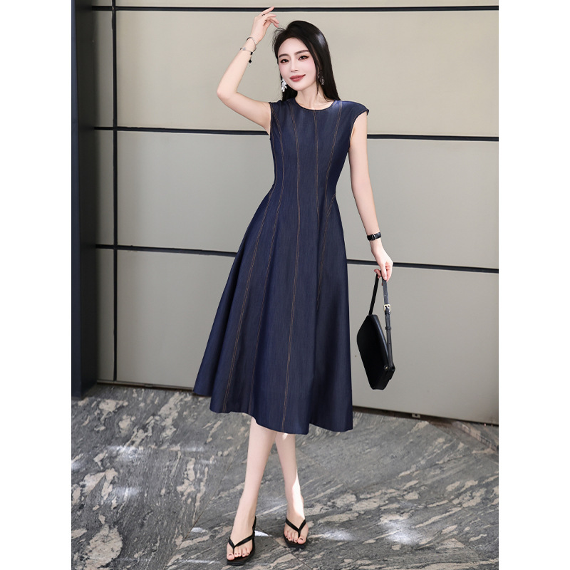 2026 Trendy Hot-Selling Tencel Denim Dress with Retro Light Luxury Waist-Cinching Design, Sleeveless Long Dress for Commuting