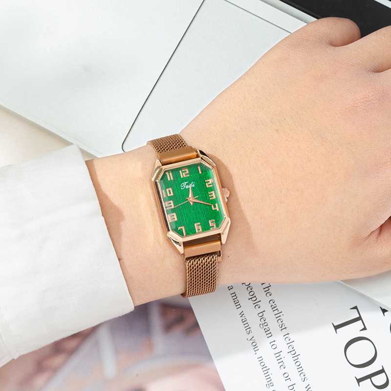 New Trendy and Minimalist Digital Time Classic Alloy Magnet Buckle Quartz Women's Watch_voghion.com