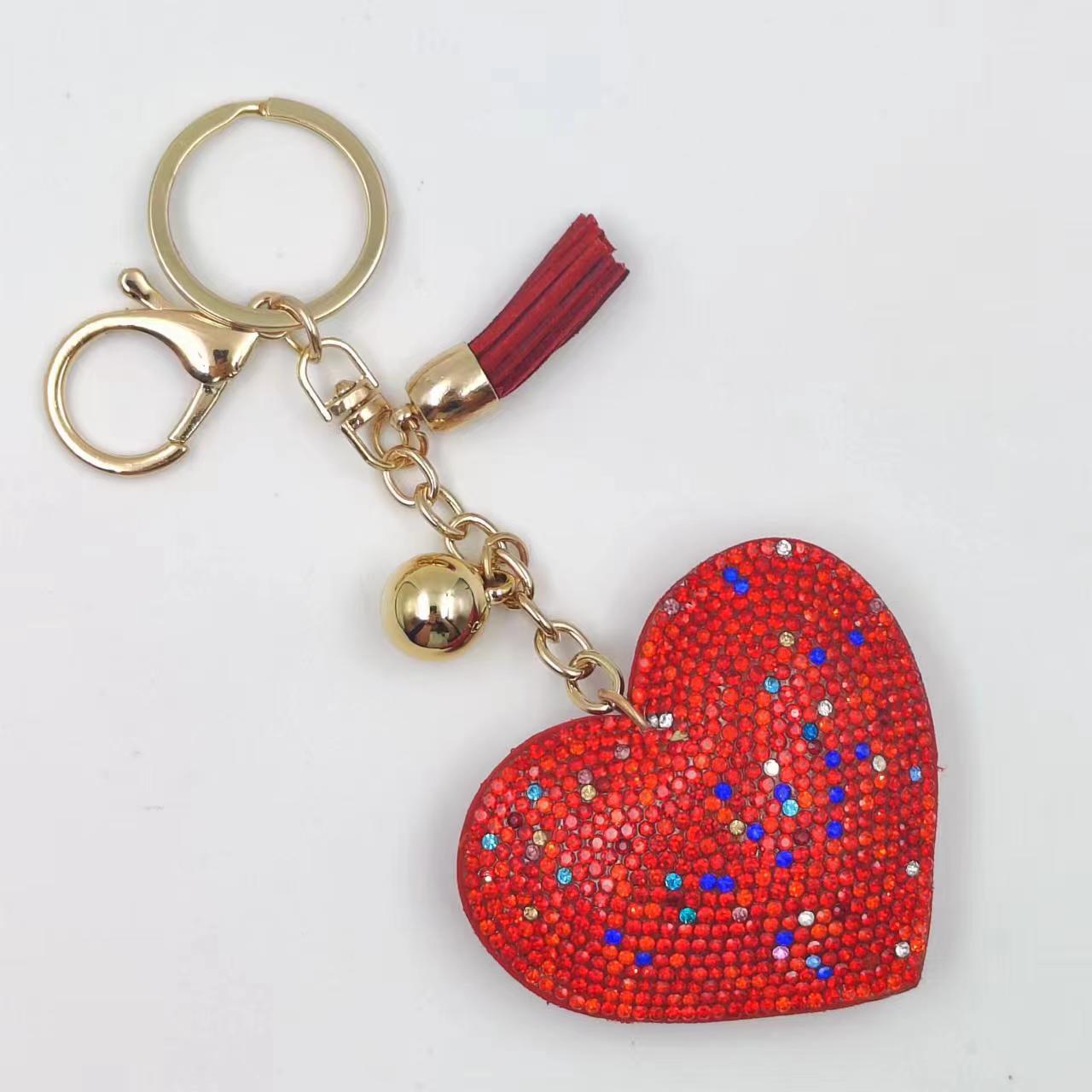 Estilo explosivo transfronterizo pequeño corazón de melocotón fragante llavero de cuero de diamantes calientes amor borla bolso colgante franela llave de diamantes