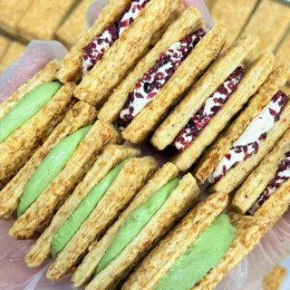 网红食品方块酥500g咸蛋黄酥酥饼肉松牛轧酥夹心抹茶零食糕点批发