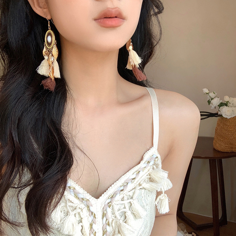 Pendientes con borlas de plumas de colores bohemios, ganchos para las orejas de temperamento de estilo étnico de nicho, pendientes de todo fósforo de alta calidad al por mayor