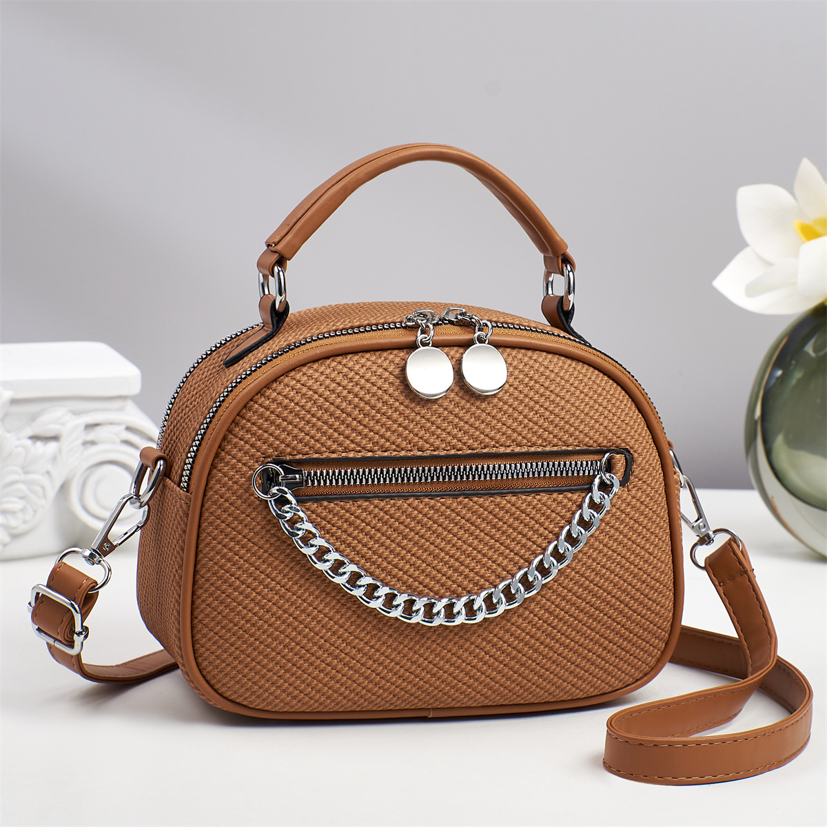 Nuevo estilo de lujo ligero patrón de serpiente moda todo-fósforo casual viajero portátil pequeño bolso redondo hombro diagonal bolso de mujer