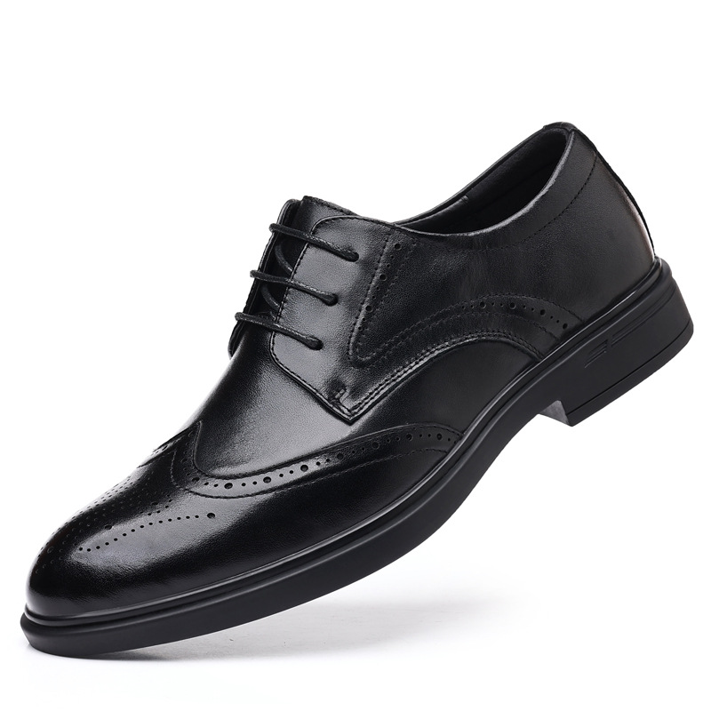 Zapatos de cuero de los nuevos hombres de la primera capa de piel de vaca brogue de cuero tallado estilo británico de los hombres ocasionales zapatos de los hombres de punta de fondo suave