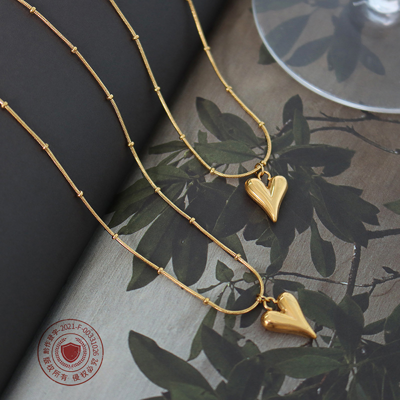 INS nicho diseño mini melocotón corazón clavícula collar titanio acero material colorfast textura amor colgante P575