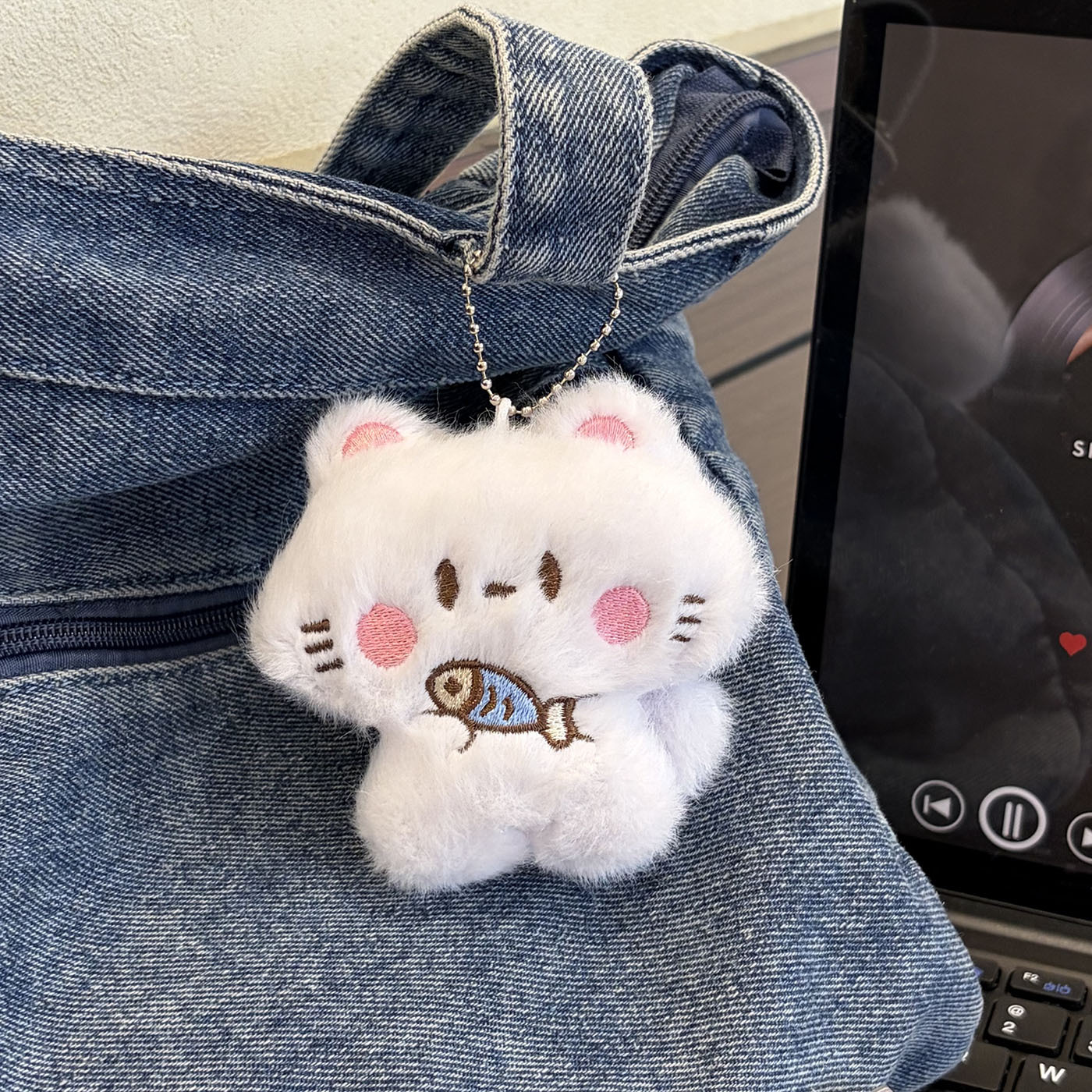 Kitten holding fish [bead chain style]
