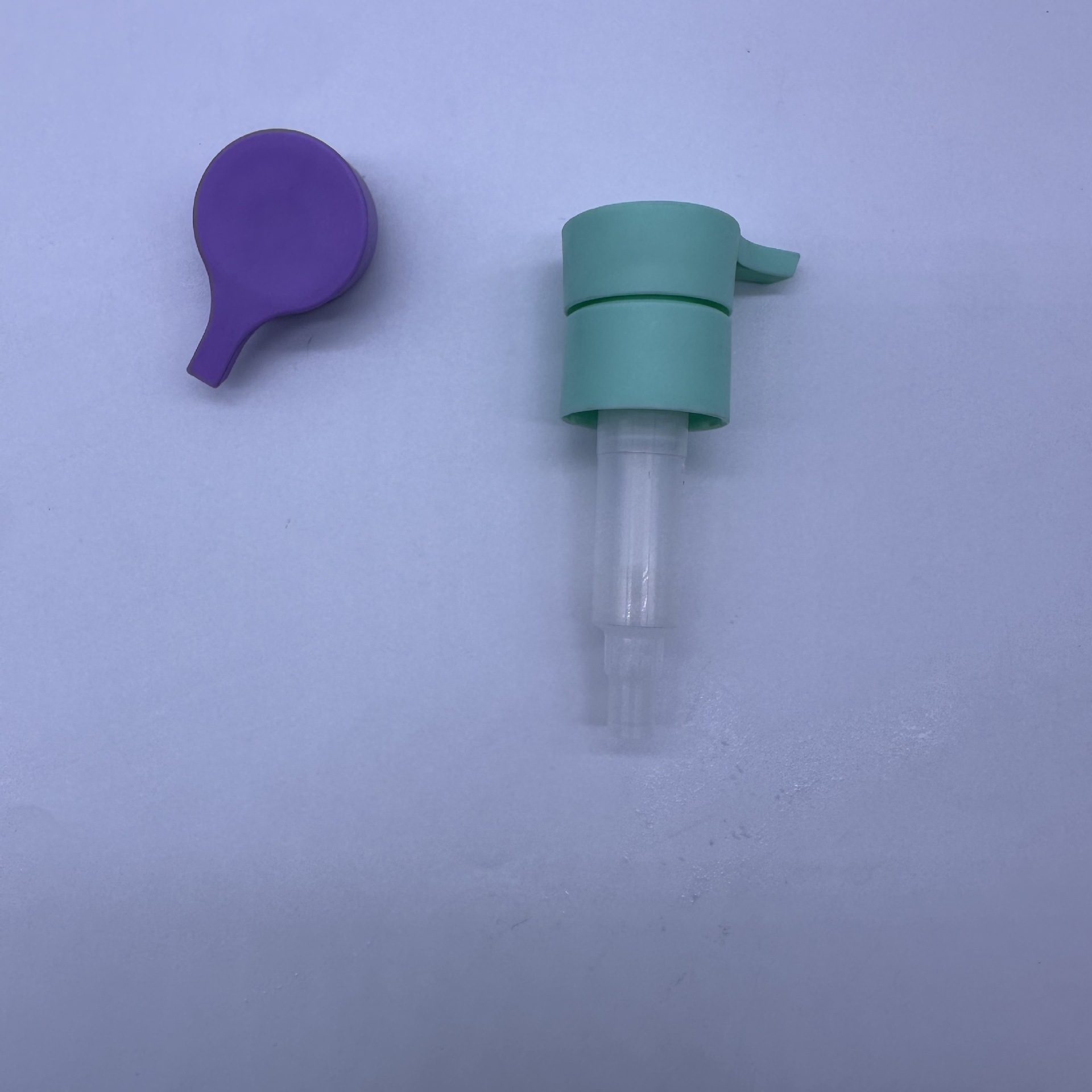 源头厂家供应大出液量4CC彩色螺纹泵卫浴洗手液泵头 乳液泵