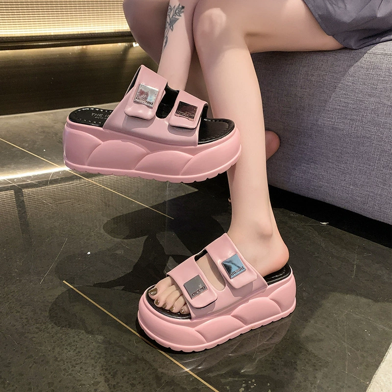 Модные тапки на толстой подошвы женские наружные носки 2024 лето новый маленький человек с юбкой дикие холодные тапочки