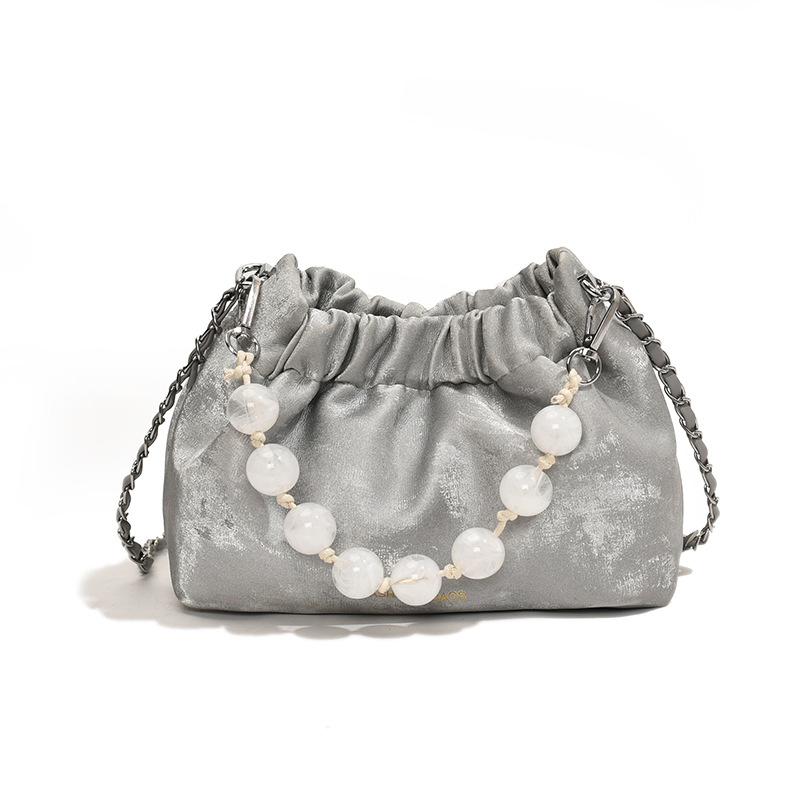 2024 nuevo bolso de perla de moda de mujeres bolso de nube plegado nicho cadena de hombro bolso de cubo