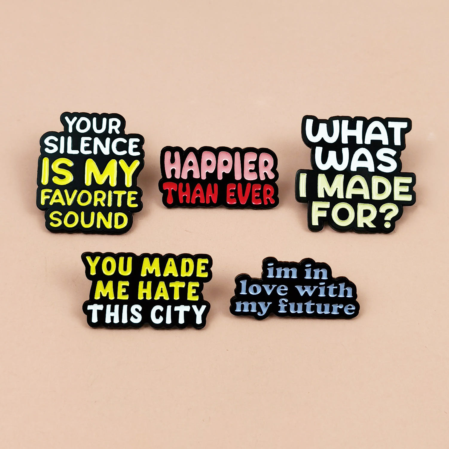 Insignia de metal personalizada Moda Serie de letras en inglés Broche geométrico Chaqueta Decoración fija Accesorios de cuello