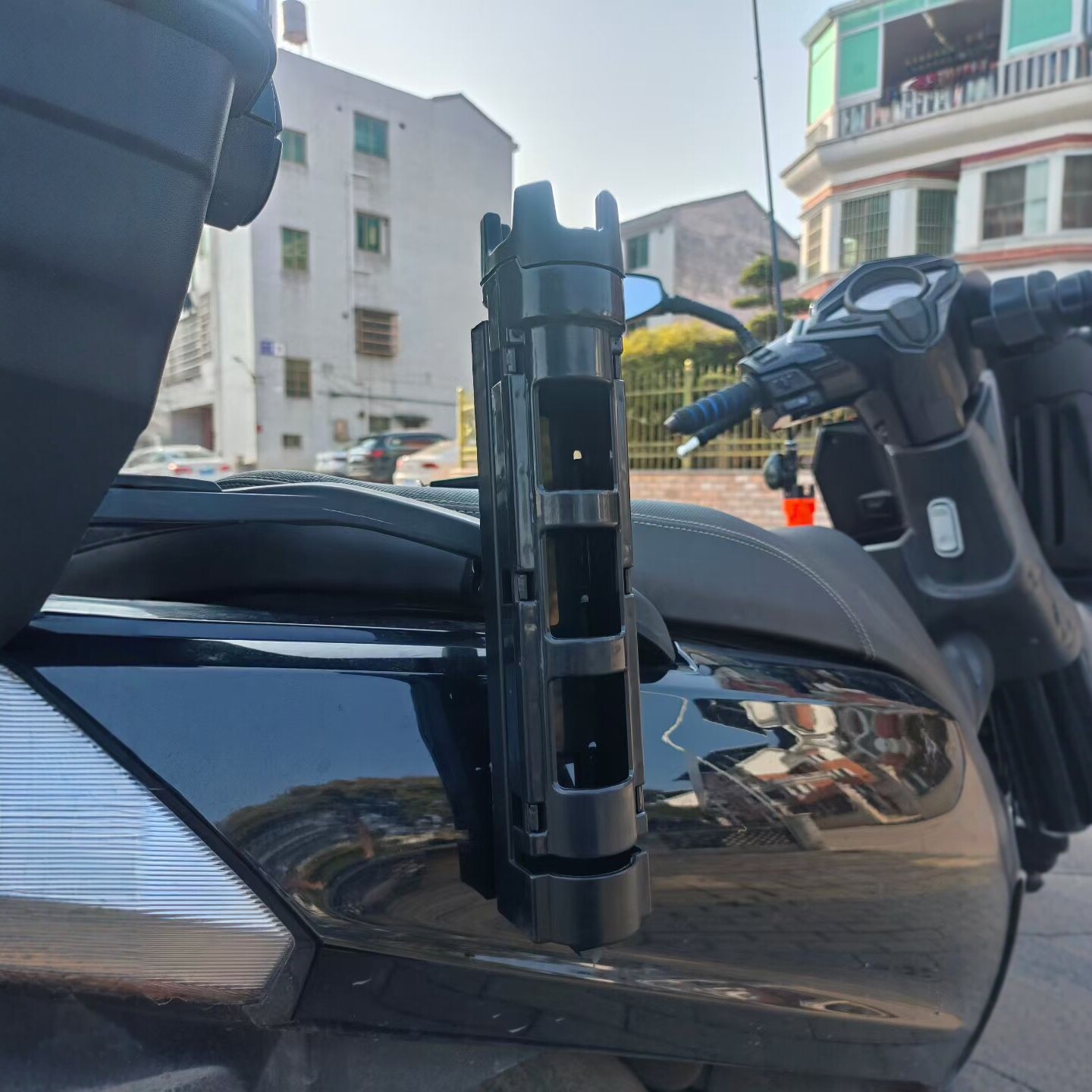 Motorcycle fishing rod holder, universal for electric vehicles, waterproof and portable fishing fixture for riding