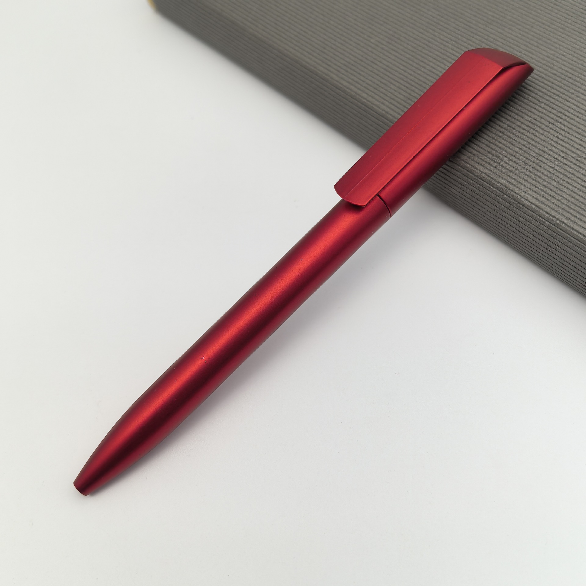 Suministro de bolígrafo de torsión de plástico de boca oblicua, pintura en aerosol, bolígrafo de regalo publicitario, bolígrafo de promoción de color, bolígrafo de logotipo de hotel publicitario