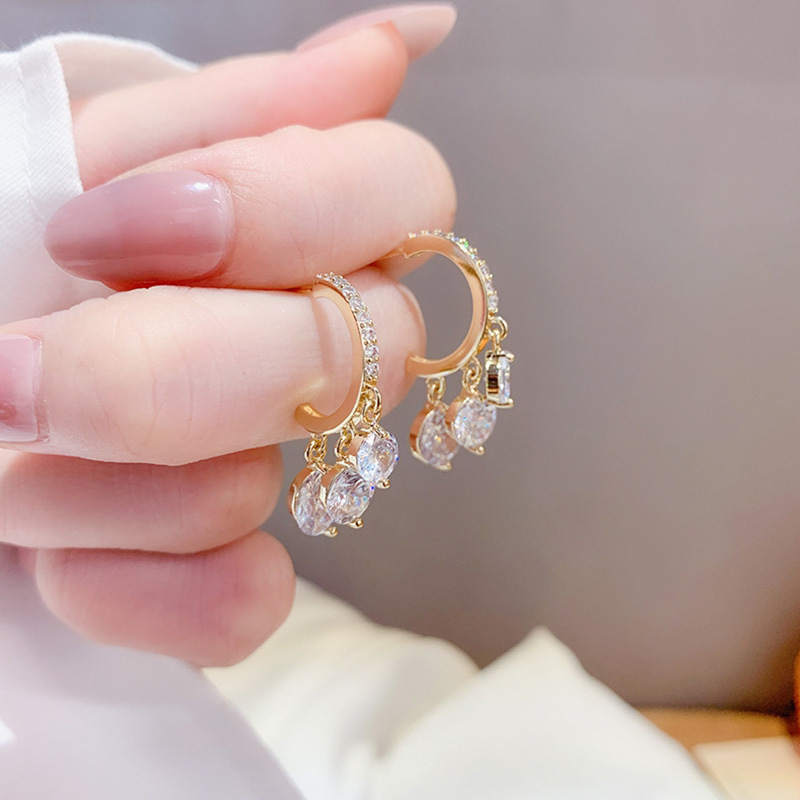 1 Pair Elegant C Shape Diamond Alloy Earrings display picture 4