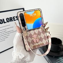 潮牌适用华为Pura X手机壳折叠屏三星ZFlip6棱格纹小熊手提保护套