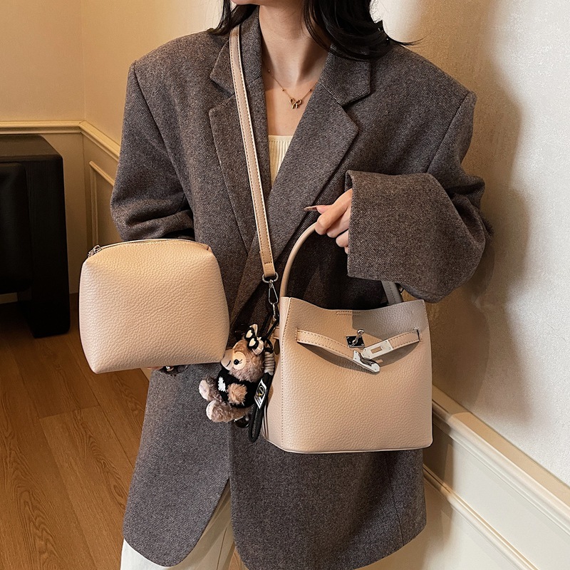 Bolso de mano de alta sensación para mujeres 2025, nueva moda versátil bolso de mochila de gran capacidad de viaje a casa bolso de cubo