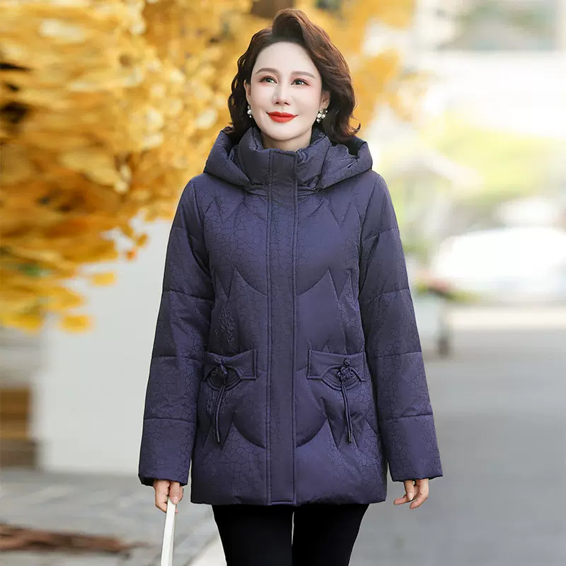 白鸭绒羽绒服女士中国结2024新款中老年大码冬装百搭连帽保暖外套