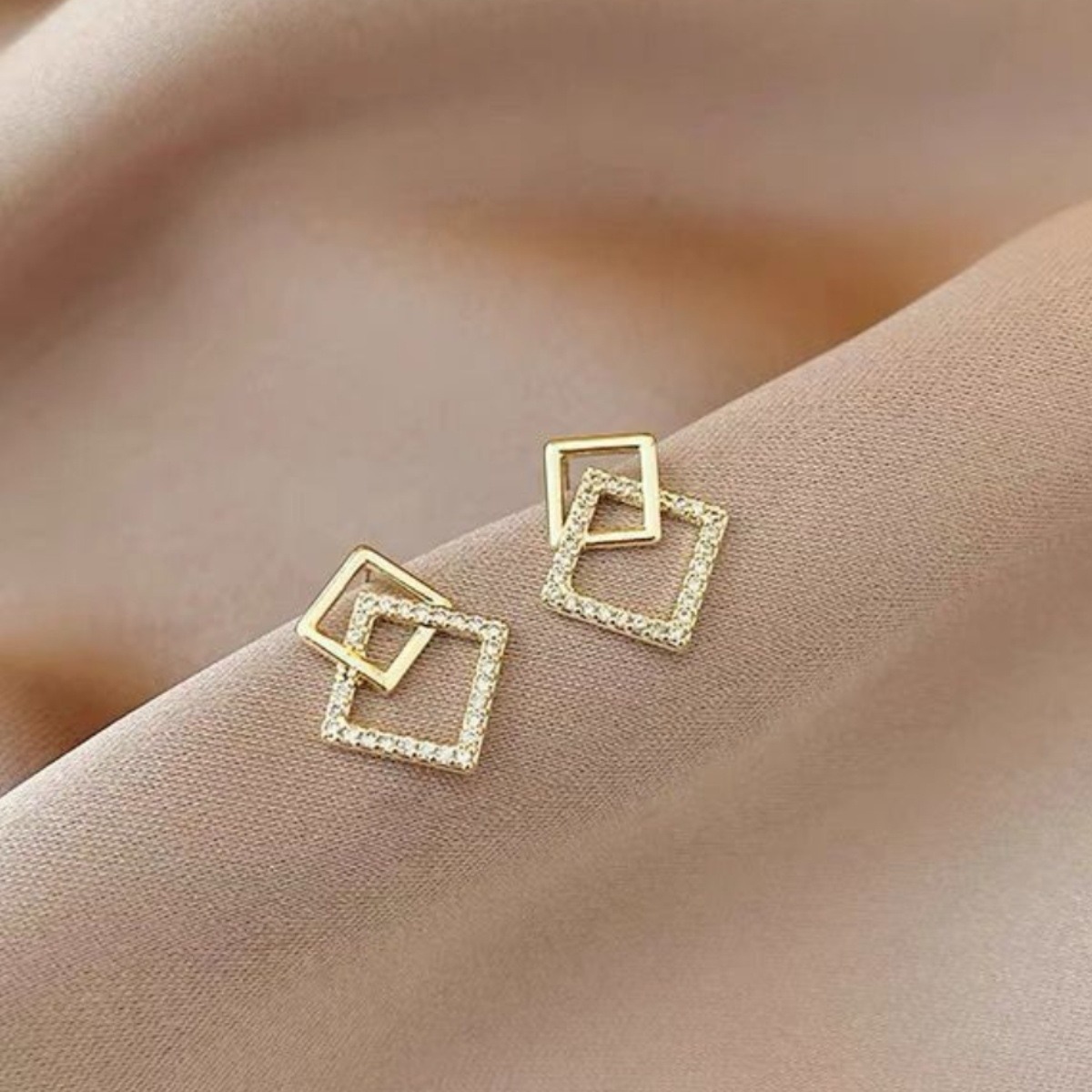 Aguja de plata de moda alta sensación de diamante de goteo de aceite pendientes nicho universal elegante pernos de orejas ligero lujoso temperamento simple orejas para mujeres