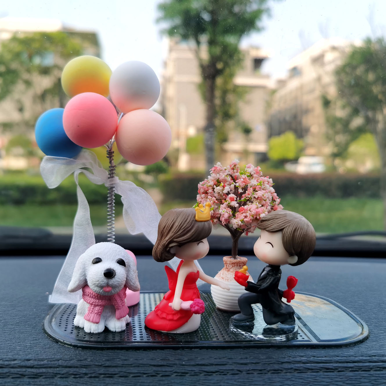 汽车摆件情侣一对新款创意卡通可爱亲嘴娃娃中控台装饰车内装饰品