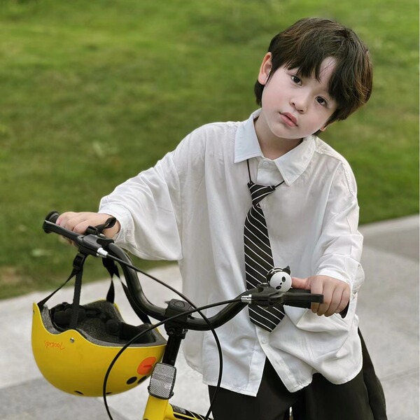 Fashionable children's school tie for early age