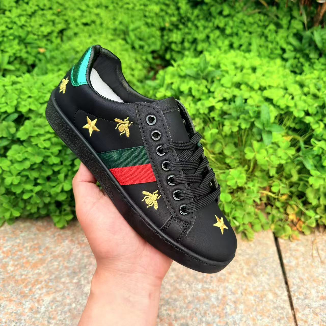 Bee Europa marca de moda bordada zapatos blancos ligeros de lujo con suela gruesa de moda para hombres zapatos deportivos de skate de estilo universal zapatos casuales