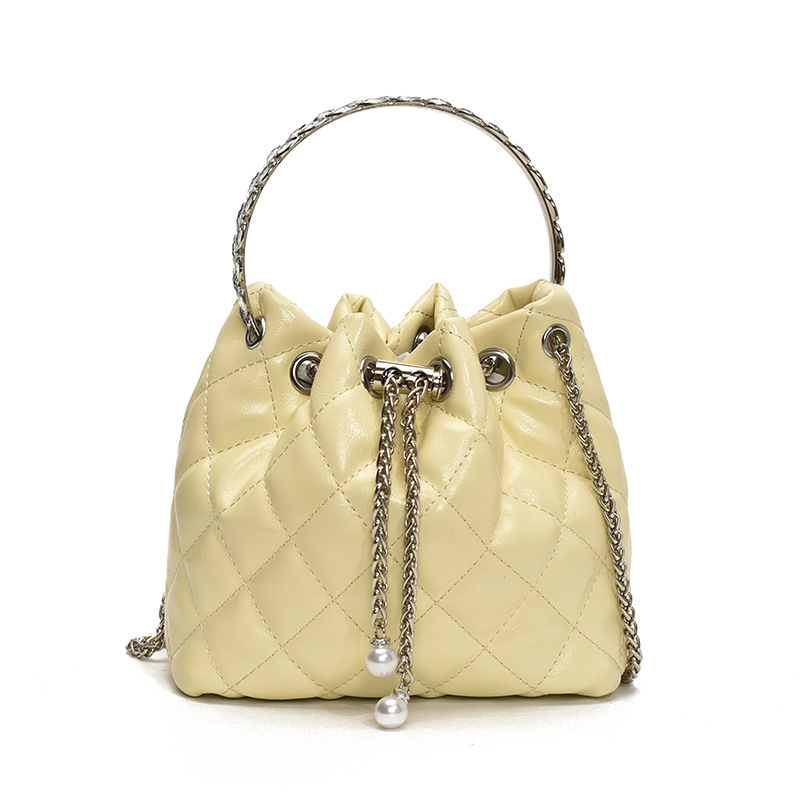 Bolso de cadena de diamantes para mujer 2025 nuevo bolso de cubo de nicho de sentido de alta gama salvaje bolso de mensajero de hombro popular de verano