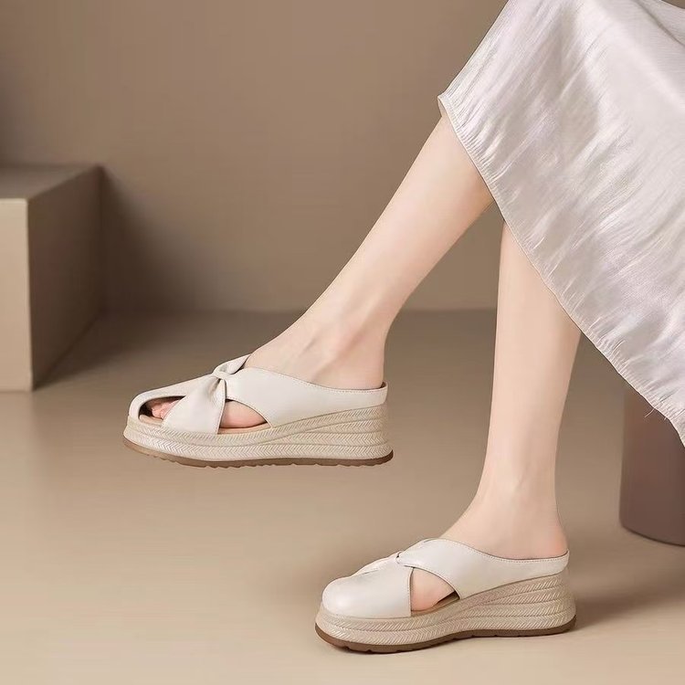 2026 nuevos zapatillas de verano para mujeres con una pendiente gruesa de alta altura zapatillas de playa frías para usar zapatillas de fondo suave