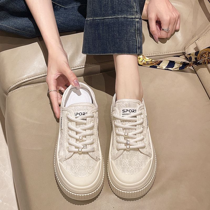 2025 verano nuevo estilo semi-trapeador zapatos blancos zapatos de mujer ropa exterior sandalias de verano Baotou estilo caliente pantuflas de malla todo-fósforo image 5