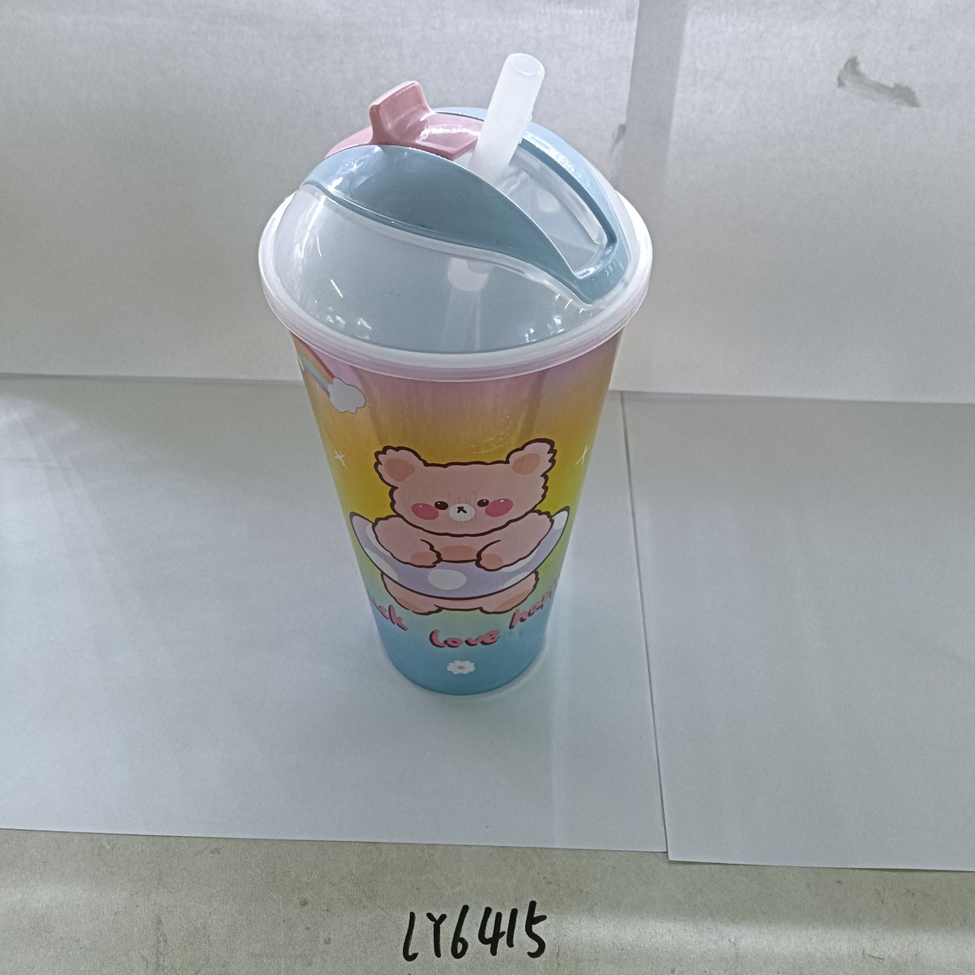 外贸产品卡通吸管杯发光塑料杯太空杯随手杯儿童果汁杯创意水杯详情7