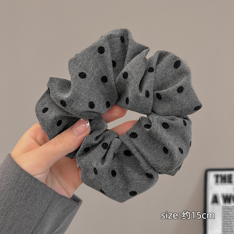 フランス式の黒い灰色の波は蝶結びをつけます。|undefined