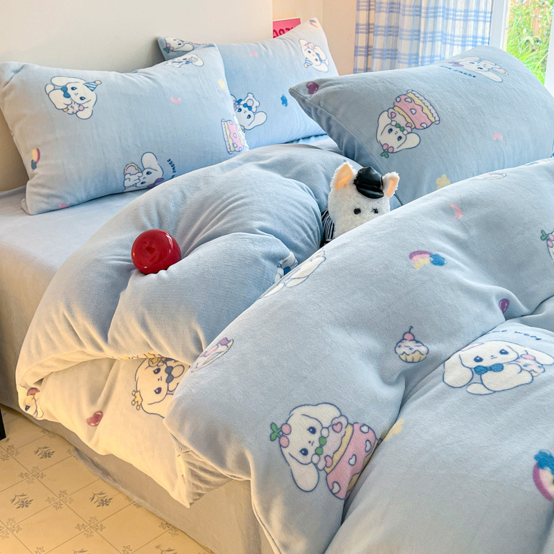 Cama de dibujos animados de leche de seda de cuatro piezas 2026 nueva sábanas de seda de coral de otoño y invierno cubierta de colcha de cama de tres piezas