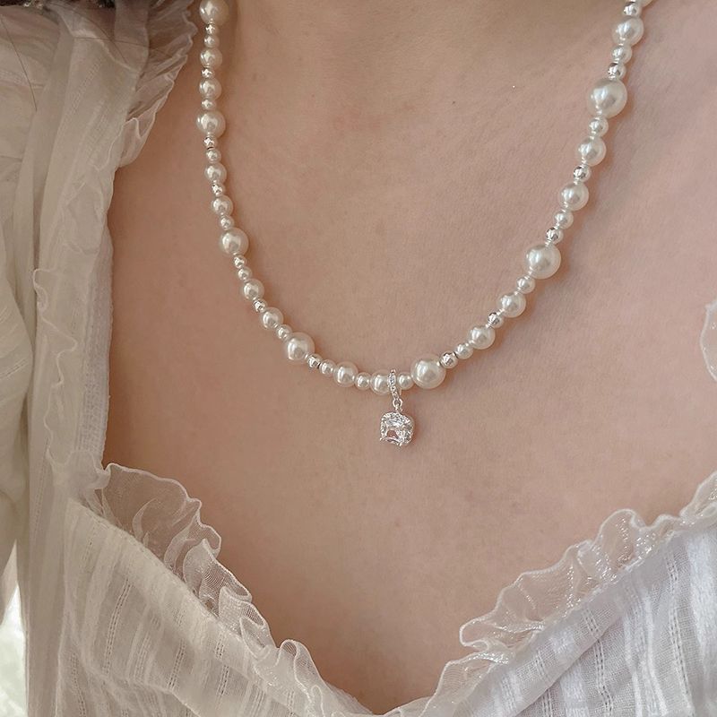 Collier ras-de-cou de perles style français, léger et luxueux, en forme de cube de sucre, pour femme. Un design raffiné et haut de gamme._voghion.com