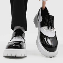 �п����е±�Ь����������պڰ�ʱ�аٴ�һ�ŵ��ָ�Ь3011-J