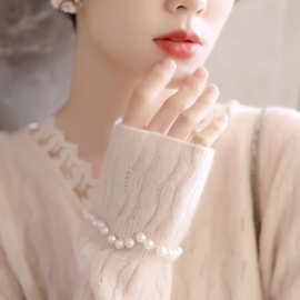 这细节层次刚刚好 蕾丝边点缀V领优美绞花纹珍珠袖羊毛针织衫女秋