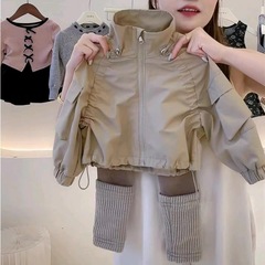 女の子の子供のネットの赤い春と秋のカーキ色のコート春と秋の新型の女性の赤ちゃんの洋気の茶色のレギンスの2つのセット