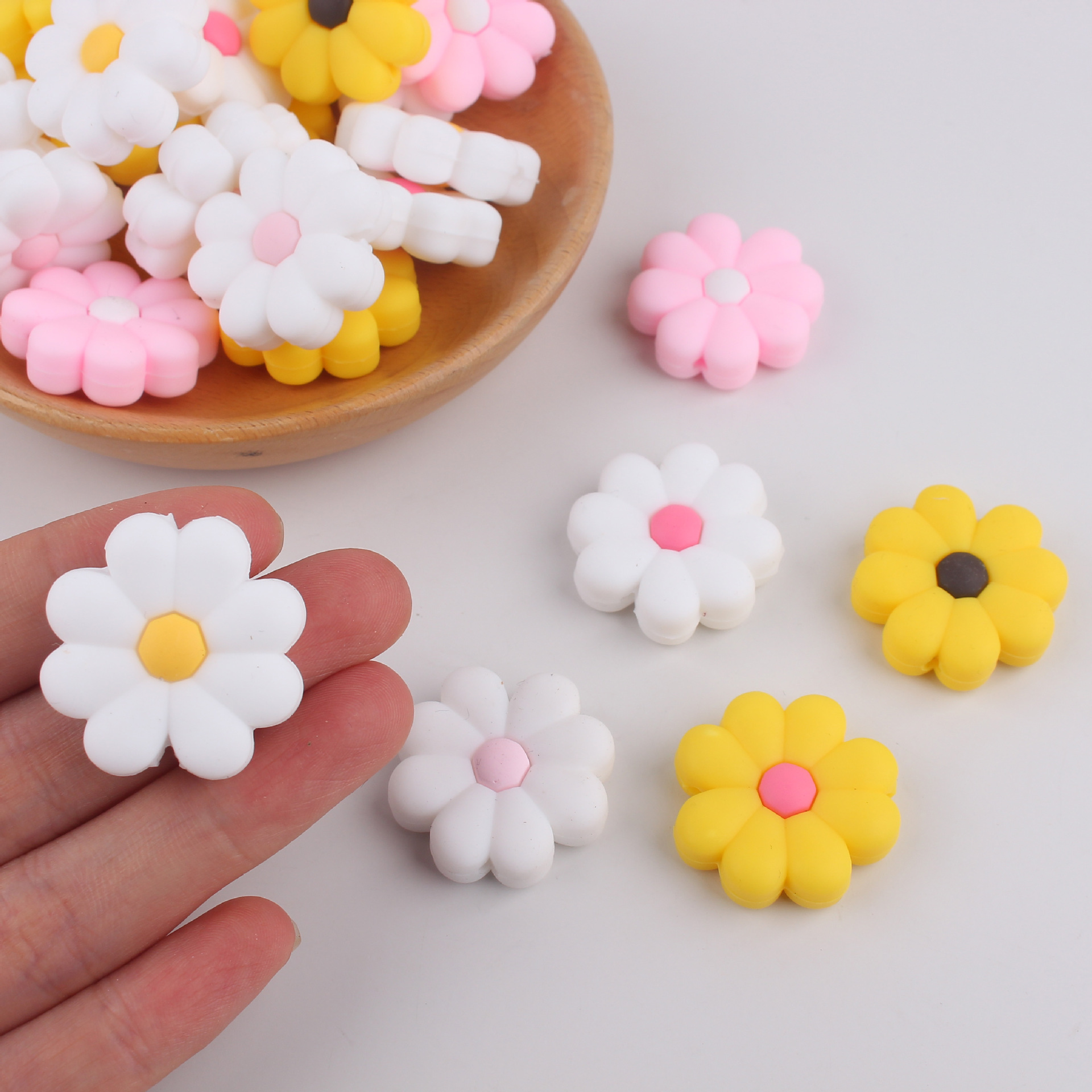 Venta caliente transfronteriza punto de silicona de grado alimenticio nuevo estilo pequeñas cuentas de margarita accesorios de joyería cuentas sueltas al por mayor