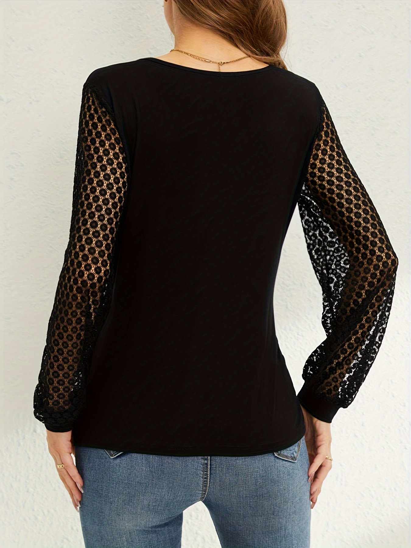 Camiseta de mujer de estilo europeo y americano, novedad primavera 2026, de color liso, con encaje francés y manga farol, holgada y cruzada.