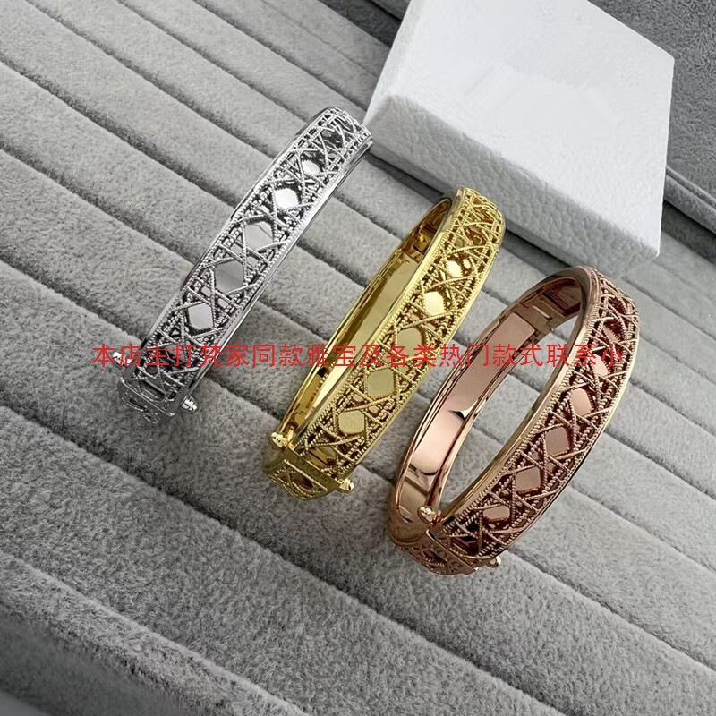 Dijia's New Brushed Diamond Pattern Bracelet, Cross-Border Light Luxury Fashion with a High-End Feel, Diamond Pattern Glossy Hollow Twist Bracelet Dijia's New Brushed Diamond Pattern Bracelet, Cross-Border Light Luxury Fashion with a High-End Feel, Diamond Pattern Glossy Hollow Twist Bracelet