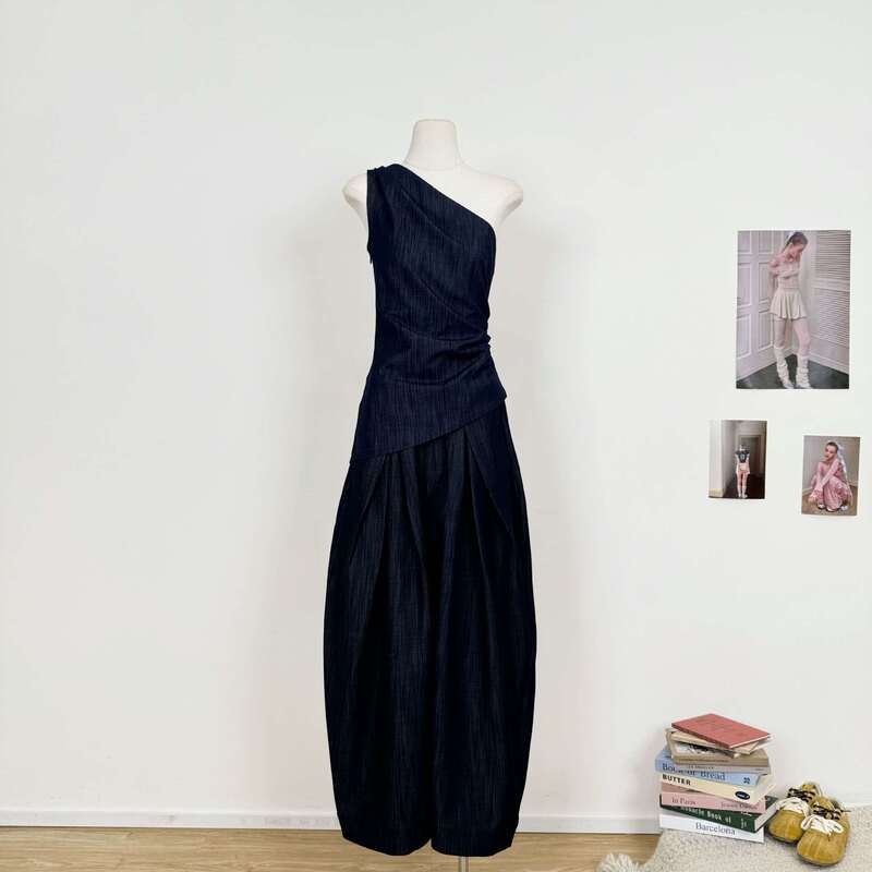 French-Style Retro One-Shoulder Slim-Fit Sleeveless Top and Denim Blue Trousers Set for Women