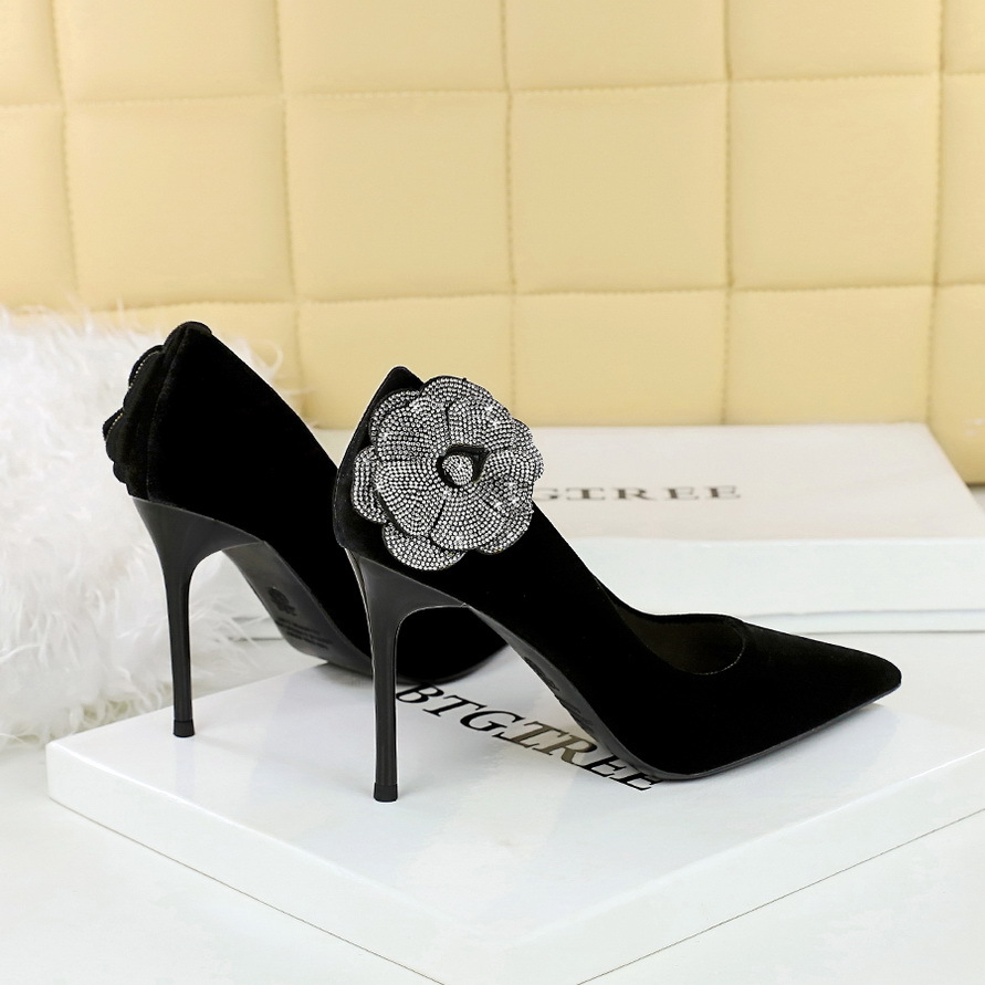 Elegante Damen Stiletto Pumps Aus Samt Mit Strassblumen_voghion.com