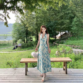 杨凯雯同款孔雀蓝v领碎花挂脖吊带连衣裙女夏法式度假风露背长裙